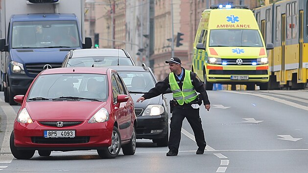 Smrteln dopravn nehoda na Klatovsk td v Plzni. Dvka pechzela pes silnici mimo pechod pro chodce a srazilo ji auto. Dopravu v mst nehody dili policist. (5. jna 2021)