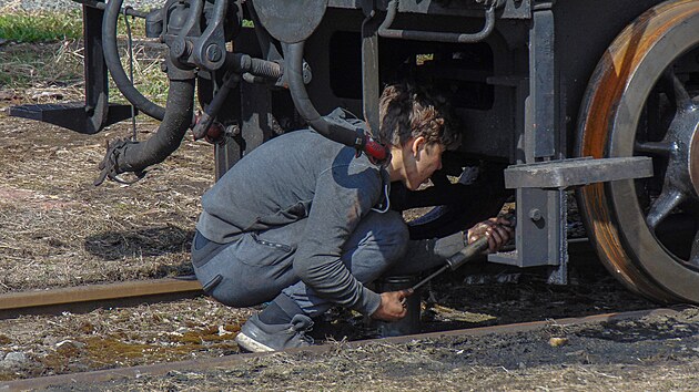 Parn lokomotivu je poteba ped jzdou dkladn promazat.