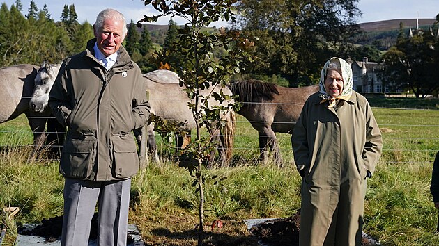 Princ Charles a krlovna Albta II. (Balmoral, 1. jna 2021)