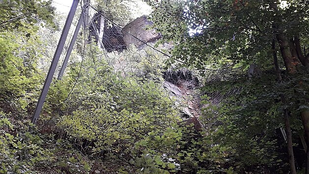 V Hřensku na Děčínsku v Národním parku České Švýcarsko se uvolnil zhruba dvacetitunový kamenný blok, nad silnicí I/62 ho zachytila vysokozátěžová bariéra. (3. října 2021)