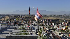 Vojenský hbitov Jerablur. Arménie uctila památku voják padlých v loské válce...