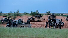 Příslušníci vojenské mise Takuba hlídkují na pomezí Mali a Nigeru. (21. srpna...