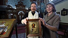 Nataliya Borysovych p�edala ikonu z poz�stalosti V�ry Ho�ej�ové pravoslavnému...