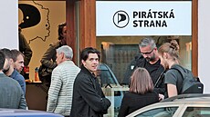 Koalice Piráti+STAN v Karlovarském kraji pi sledování výsledk voleb.