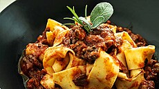 Pappardelle con ragú di cinghiale alla Toscana je�t� na pánvi.