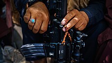 Bojovníci Tálibánu na obhlídce v afghánském Kábulu (2. záí 2021)