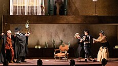 Scéna z inscenace Rossiniho Lazebníka sevillského v praském Národním divadle