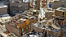 Odpadky na stechách dom. Obrázek z centra Káhiry, který turisté neznají.
