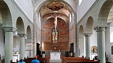 Interiér baziliky sv. Petra a Pavla zdobí karolinské malby.