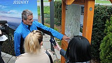 Zna�ka�  David Mi�unek ukazuje na map� nové cyklookruhy v Jeseníkách.