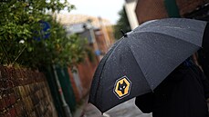 Dé zkrápí ulice ve Wolverhamptonu ped výkopem utkání 7. kola Premier League.