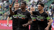 Breel Embolo (vepedu) se spoluhrái z Borussie Mönchengladbach slaví branku do...