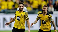 Raphaël Guerreiro z Dortmundu (vlevo) oslavuje první branku (z penalty) svého...