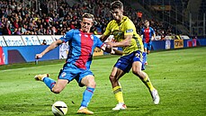 Jan Kopic z Plzn� (vlevo) v souboji s Luká�em Vra�tilem ze Zlína.