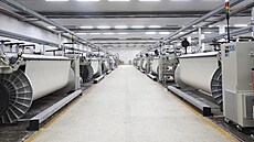 Řada textilií tkalcovala bavlněnou přízi v textilním mlýně.