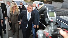 Andrej Babi s manelkou Monikou dorazil do volebního tábu ANO. (9. íjna 2021)