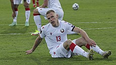 Zklamaný běloruský fotbalista Nikolaj Zolotov po prohraném utkání s Walesem.