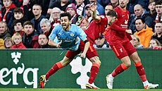 Faul  liverpoolského Jamese Milnera na Bernarda Silvu z Manchesteru City.