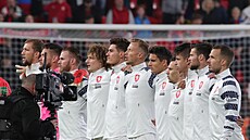 Čeští fotbalisté zpívají národní hymnu před výkopem.
