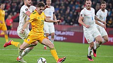 Daniel James střílí vyrovnávací branku Walesu v zápase s Českem. | na serveru Lidovky.cz | aktuální zprávy