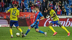 Plzeňský záložník Dominik Janošek přihrává mezi dvojicí zlínských protihráčů.