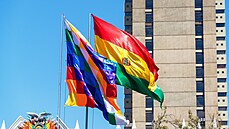 Wiphala a oficiální státní vlajka Bolívie vlají ve větru na snímku z května...