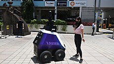 Singapur nasadil roboty na hlídání toho, zda se obyvatelé nedopoutí...