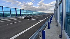 První �ást obchvatu Krnova za�ala ve zku�ebním provozu slou�it motorist�m.