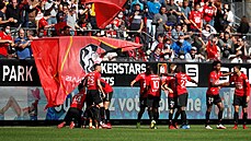 Fotbalisté Rennes se radují z gólu proti PSG.