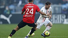 Lionel Messi (vpravo) z PSG se snaí obejít Gaëtana Labordeho z Rennes.
