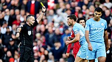 Rúben Dias (vpravo) z Manchesteru City se diví, pro dostal lutou kartu v...