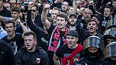 Fanoušci Slavie dorazili na derby proti Spartě v pochodu, který vedl od...