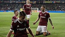 Fotbalisté Sparty se radují z gólu proti Slavii v jubilejním 300. derby, který...