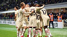 Fotbalisté AC Milán se radují ze vstřeleného gólu v zápase proti Atalantě.