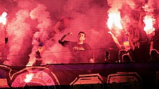 Fanou�ci vytvo�ili na derby mezi Spartou a Slavií bou�livou kulisu.