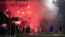 Fanoušci vytvořili na derby mezi Spartou a Slavií bouřlivou atmosféru.