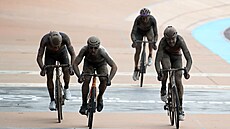 Sonny Colbrelli vítězí na Paříž-Roubaix 2021.