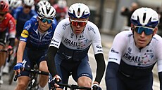 Chris Froome �lape v závod� Kolem Lombardie v hlavním balíku.