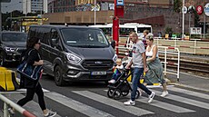 P�echod pro chodce u tramvajové zastávky Ládví, kde je te� silnice kv�li...