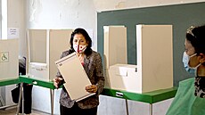 Gruzínská prezidentka Salome Zurabishvili hlasuje ve volbách ve mst Tbilisi....