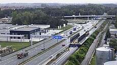 Dělníci v rámci modernizace železničního uzlu Pardubice přesouvali po kolejích...