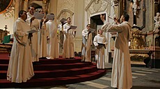 Soubor Schola Gregoriana Pragensis p�i vystoupení. Kdy se jeho vedoucí pro...