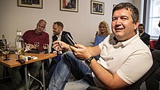 V Lidovém domě členové ČSSD sledují výsledky voleb. Na snímku Jan Hamáček. (9....