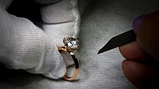 Snubní prsten z dílny firmy Aether Diamonds.