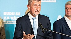 Hnutí ANO v čele s Andrejem Babišem na tiskové konferenci. (9. října 2021)