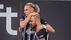 Jakub Hora a Maksym Talovierov (4) slaví gól eských Budjovic.