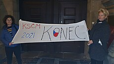 Lidé ped sídlem KSM slaví vypadnutí strany z Poslanecké snmovny. (9. íjna...