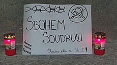 Lidé před sídlem KSČM slaví vypadnutí strany z Poslanecké sněmovny. (9. října...