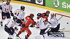 Třinečtí hokejisté v šanci v duelu se Slovanem Bratislava.