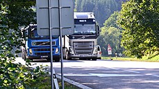 Předjíždění kamionů v místě, kde se pomalejší (připojovací) pruh napojuje do...